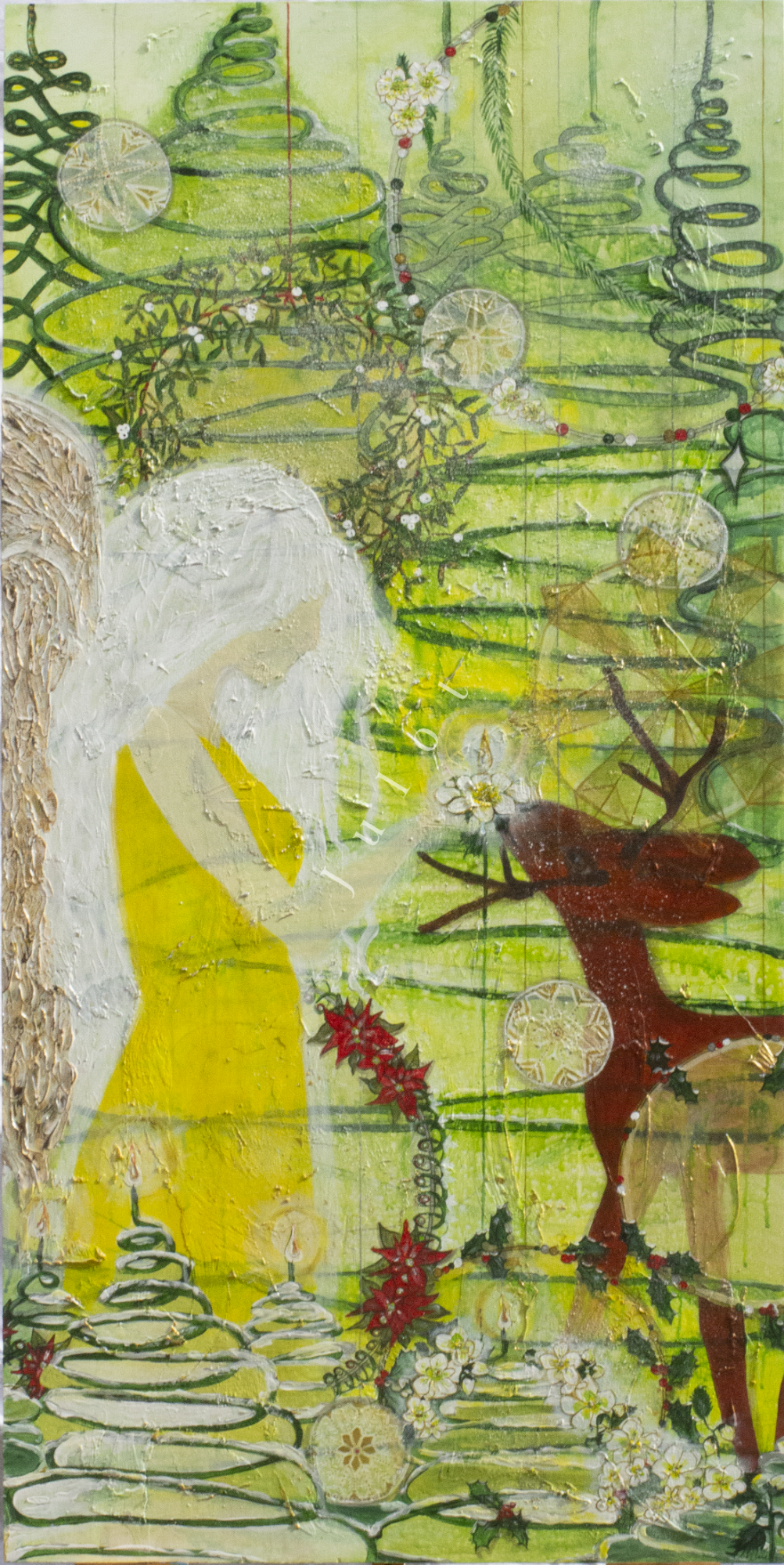 Kerstengel Een vrouw in een gele jurk met een hert in een groene, bosachtige omgeving.