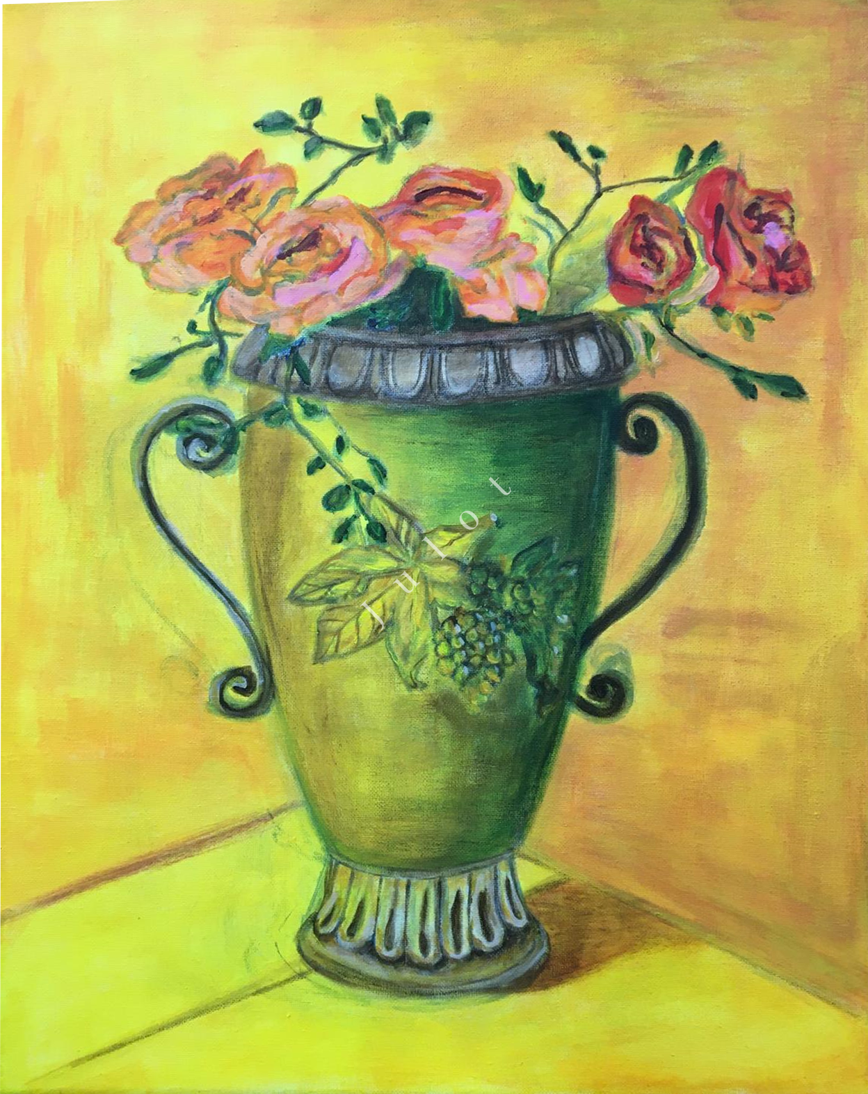 Een groene vaas met rozen en bladeren, op een gele achtergrond.