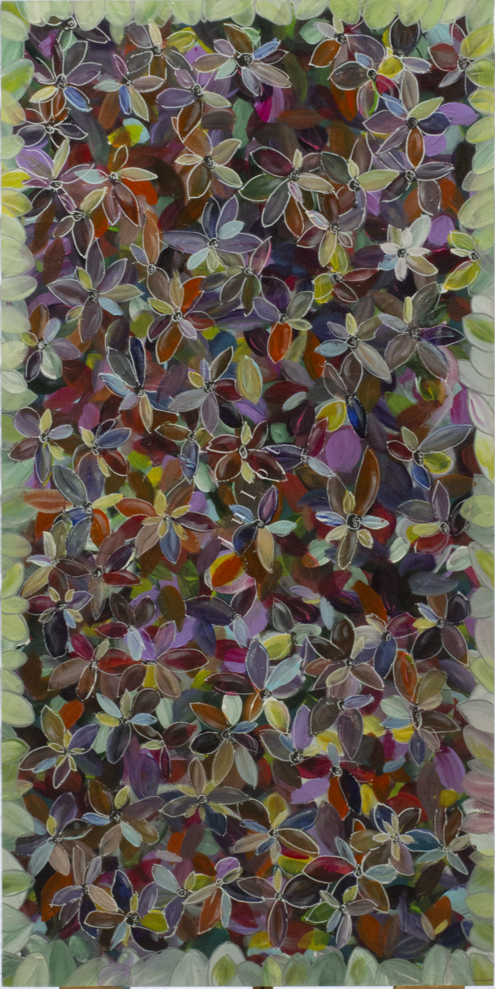 Abstract patroon met veelkleurige bladeren en bloemen op een groene achtergrond.