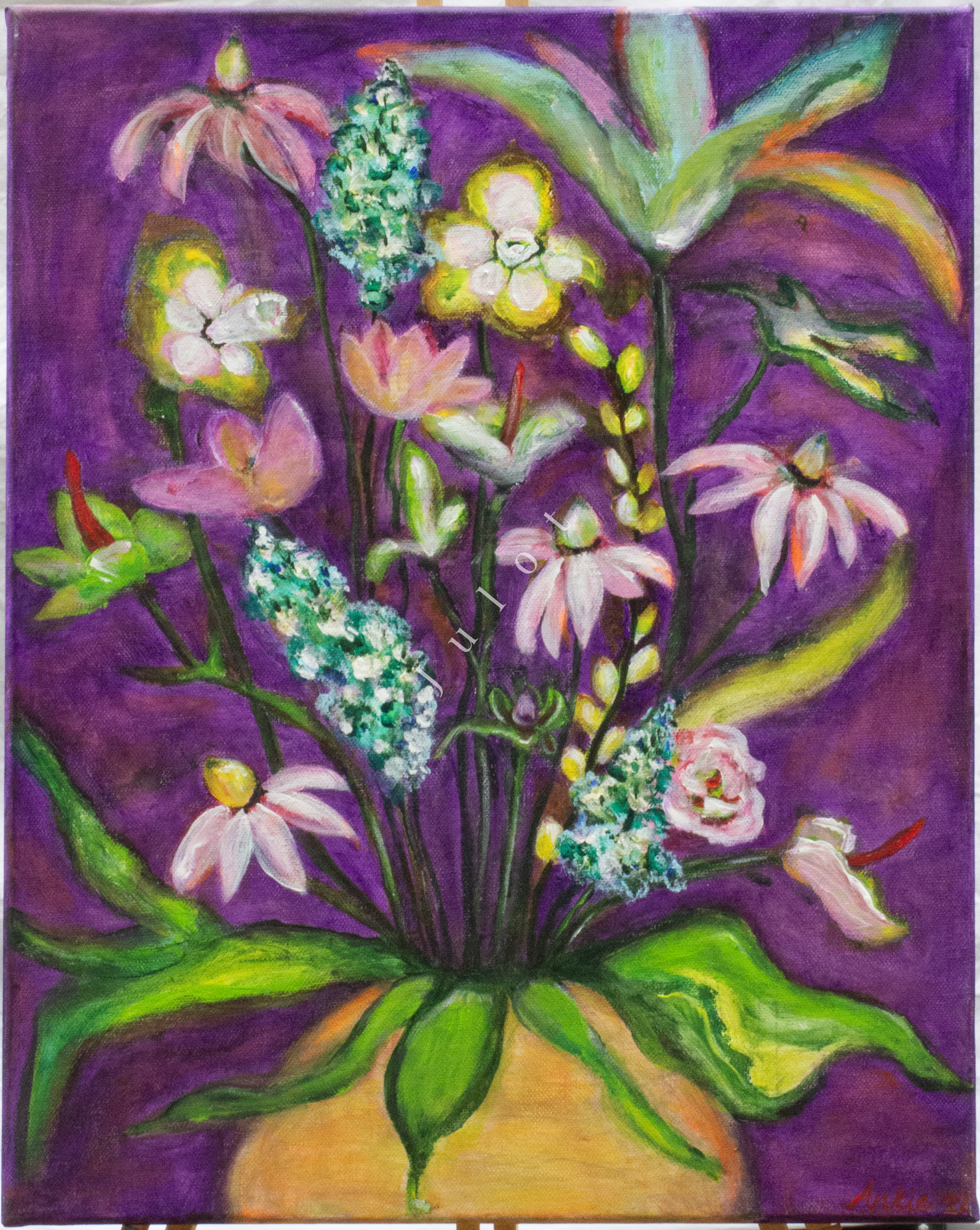 Een kleurrijke boeket van diverse bloemen in een vaas, op een paarse achtergrond.