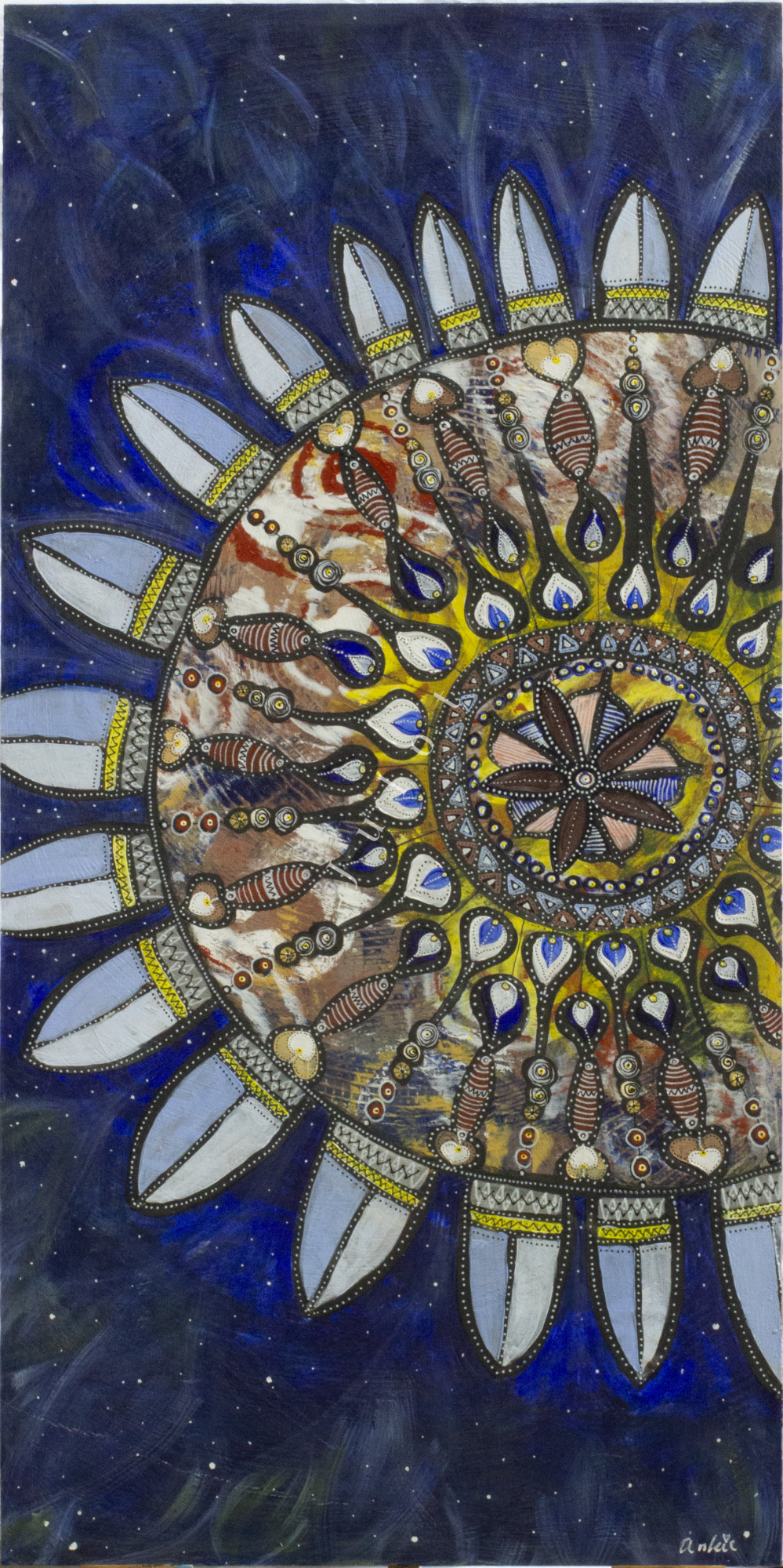 Helende mandala Kleurrijk ronde mandala met zon- en bloemmotieven op een blauwe achtergrond.