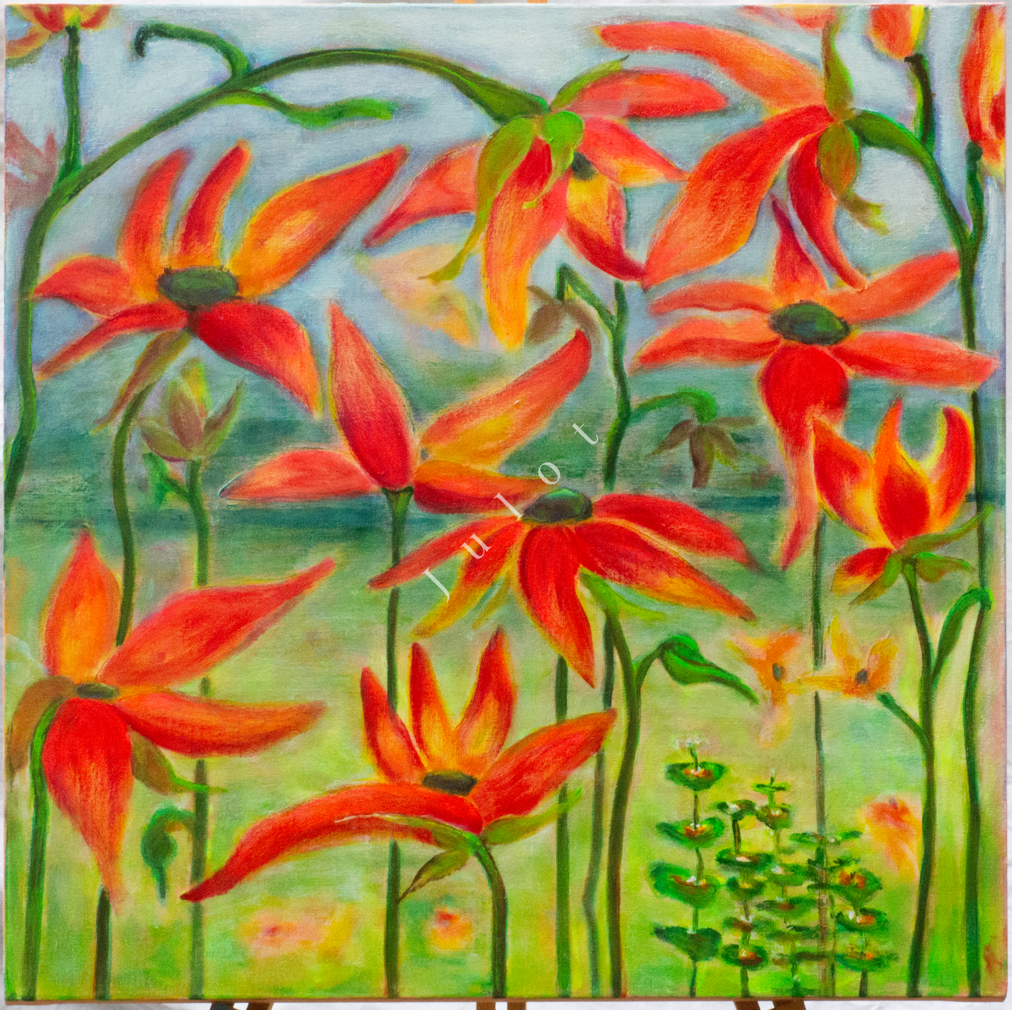 Felgekleurde bloemen in oranje en rood bloeien tegen een groene achtergrond.