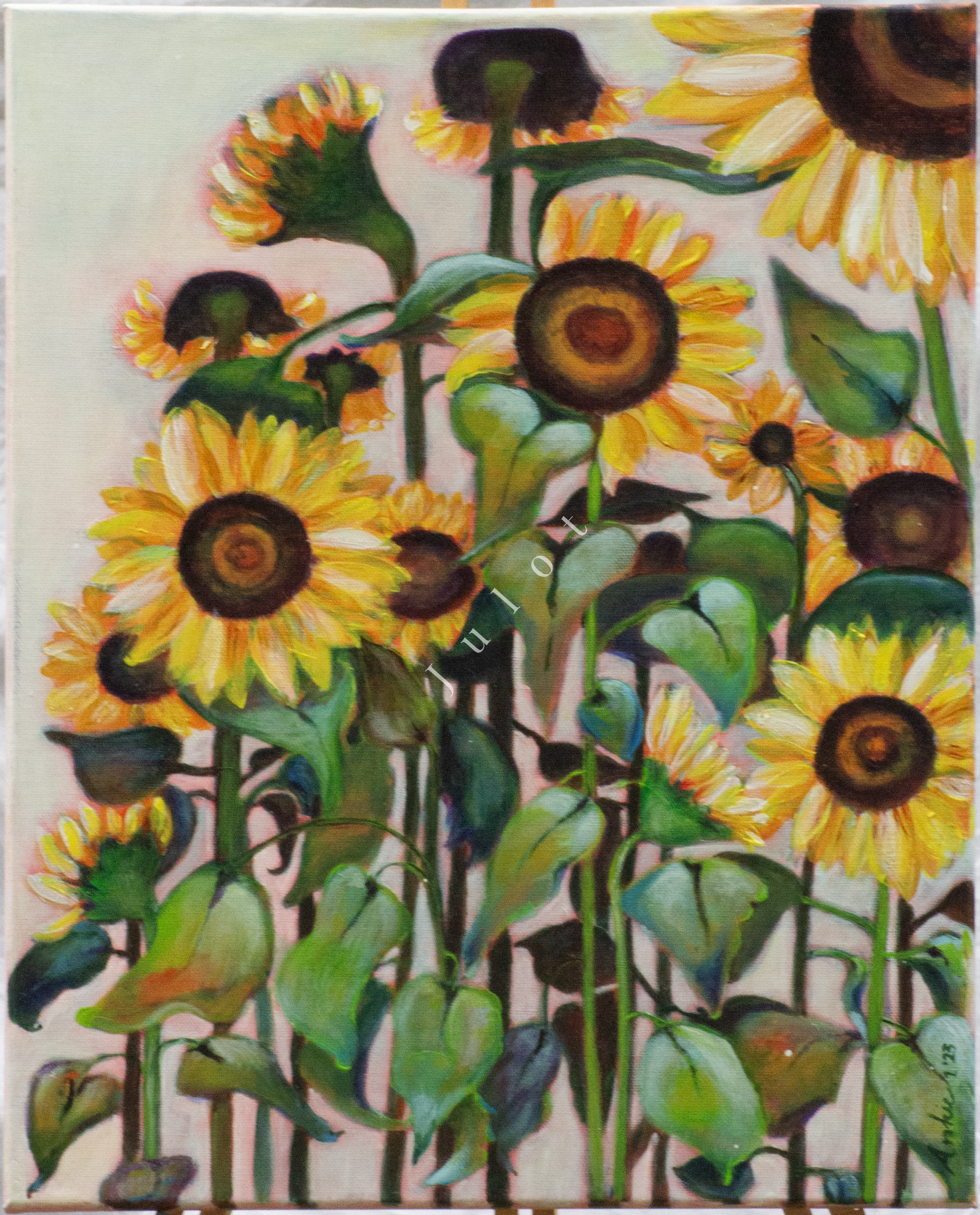 Gele zonnebloemen met groene stelen en bladeren op een lichte achtergrond.