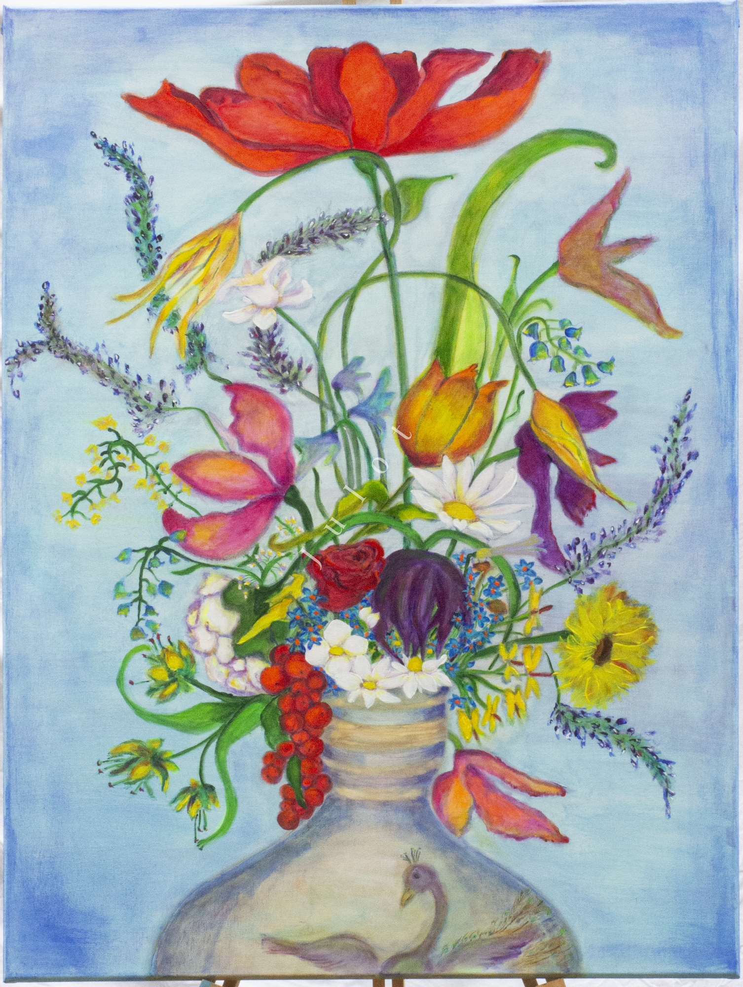 Een kleurrijk boeket met diverse bloemen in een vaas op een blauwe achtergrond.