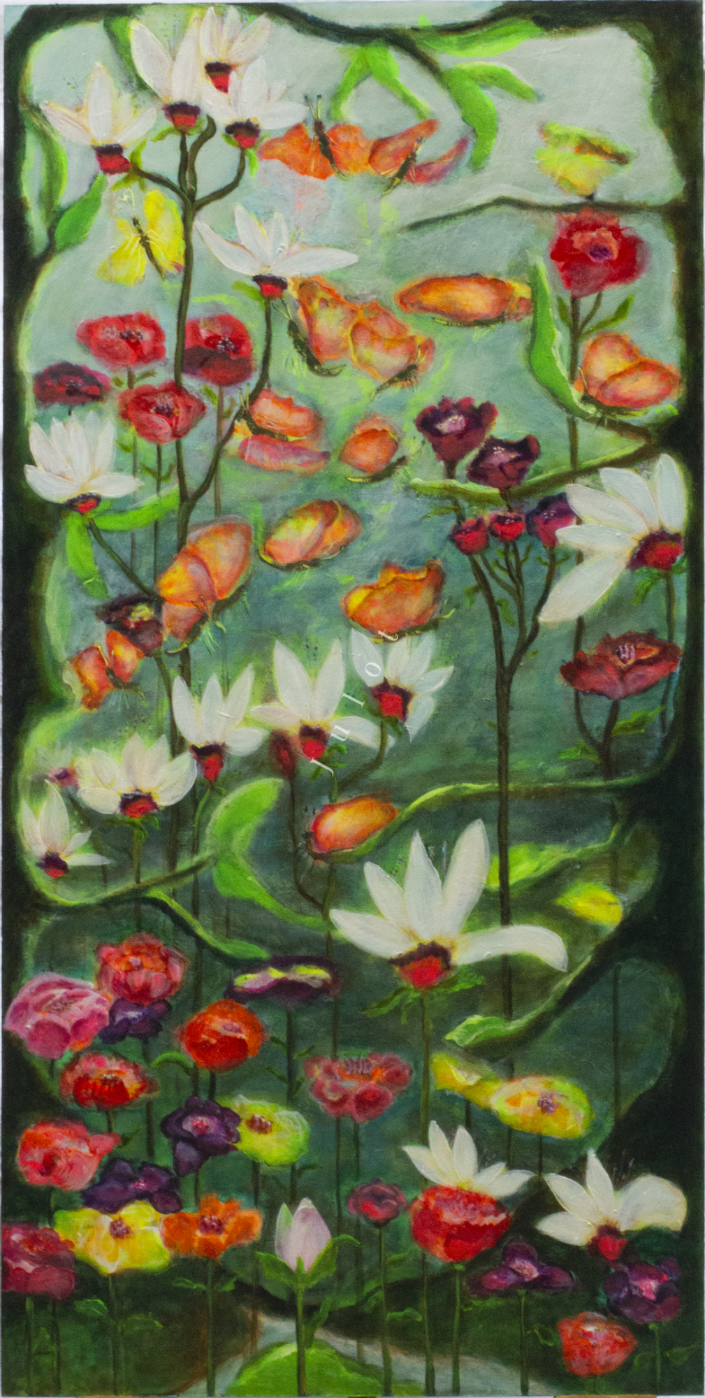 Kleurrijke bloemen en bladeren in verschillende tinten op een bosrijke achtergrond van groen.