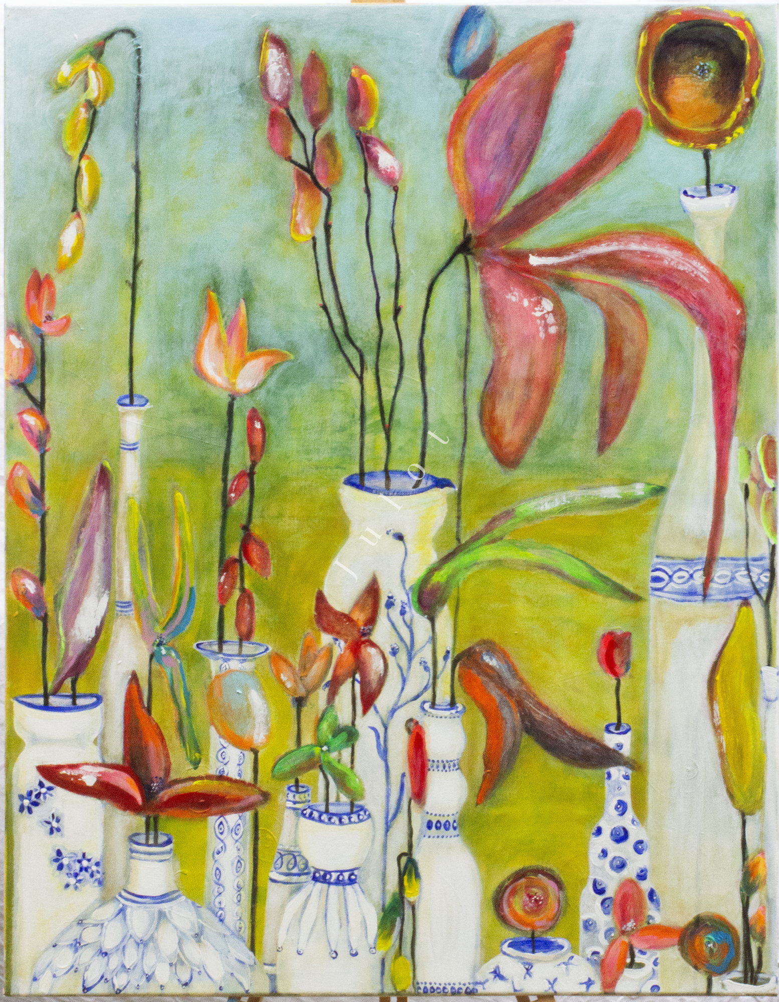 Kleurrijke vaasjes met bloemen in een abstracte compositie op een groene achtergrond.