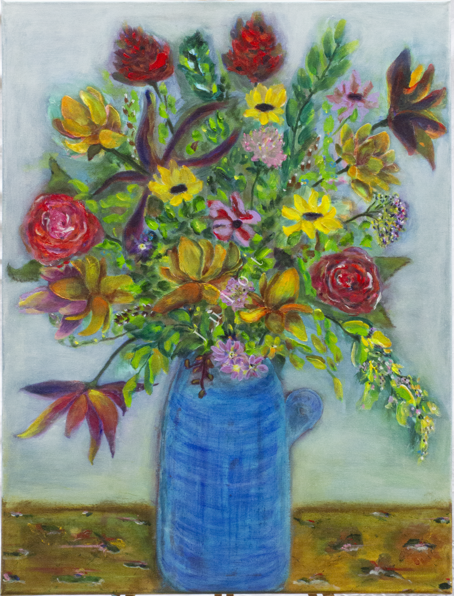 Kleurige bloemenboeket in een blauwe vaas op een houten tafel.